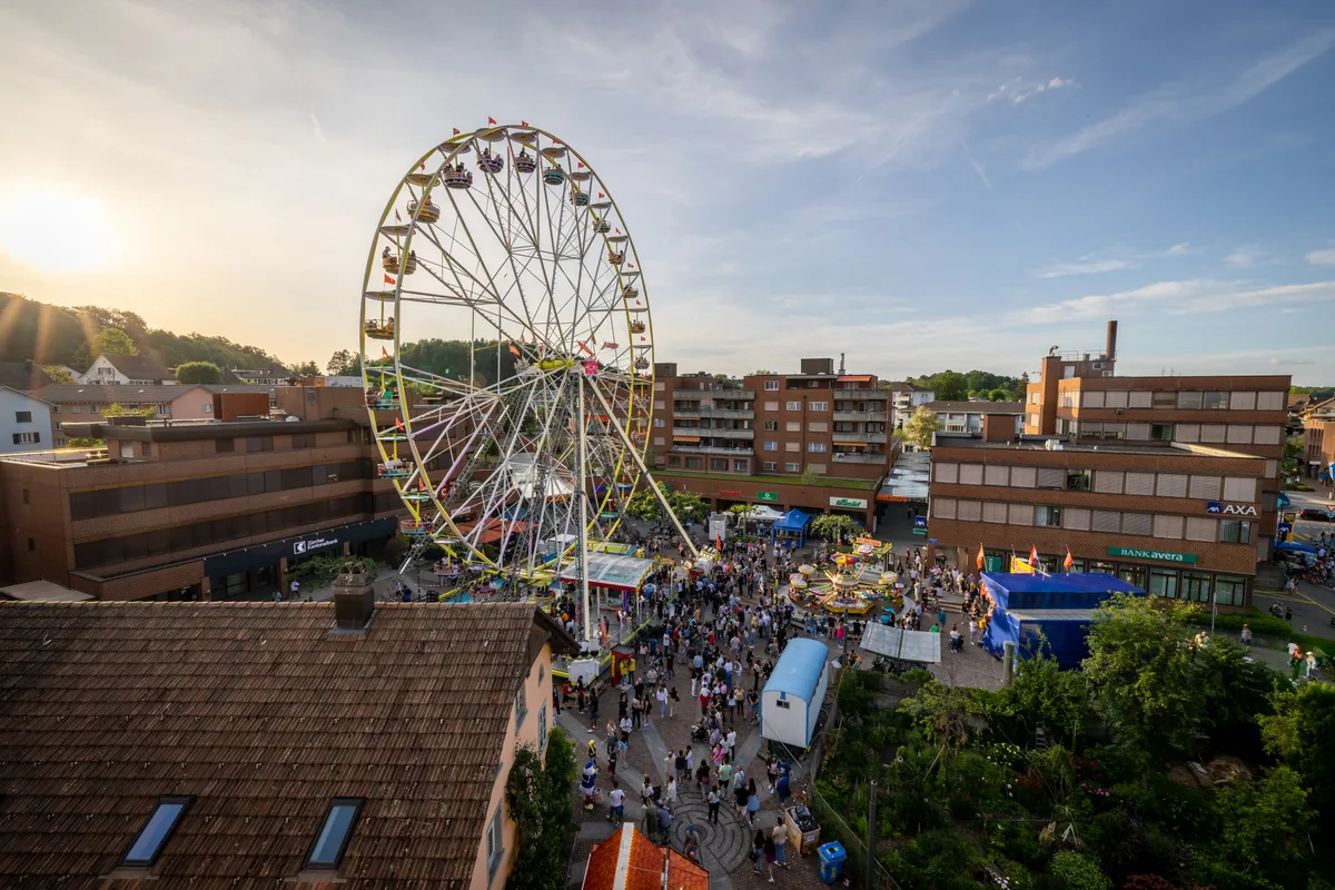 Ein Riesenrad auf dem Marktplatz in Effretikon.